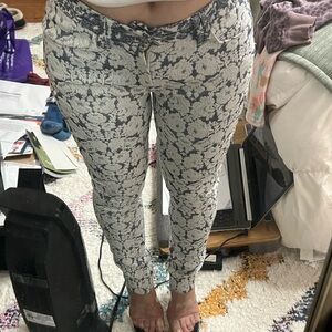 7 For All Mankind White & Navy Floral Skinny Pants